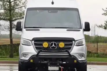 Vancini Mount Robson Campervan, Mercedes Sprinter, Allradantrieb, Frontansicht auf nasser Fahrbahn