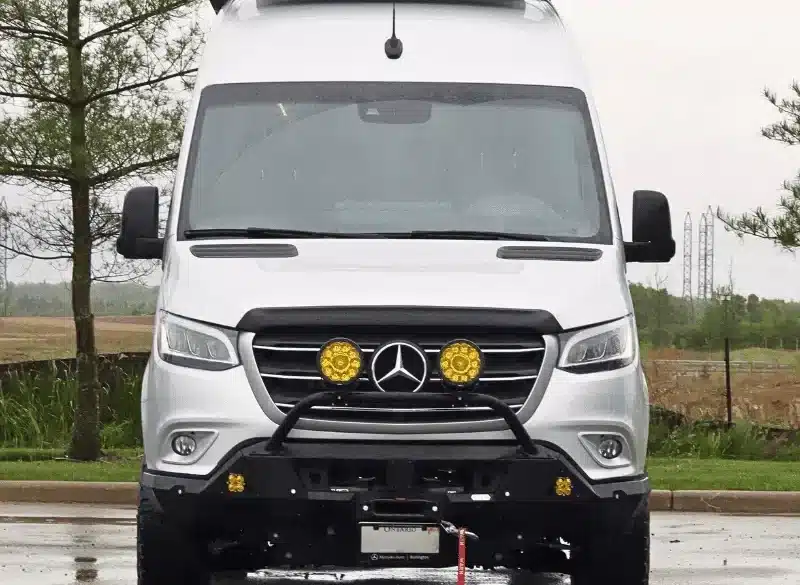 Vancini Mount Robson Campervan, Mercedes Sprinter, Allradantrieb, Frontansicht auf nasser Fahrbahn