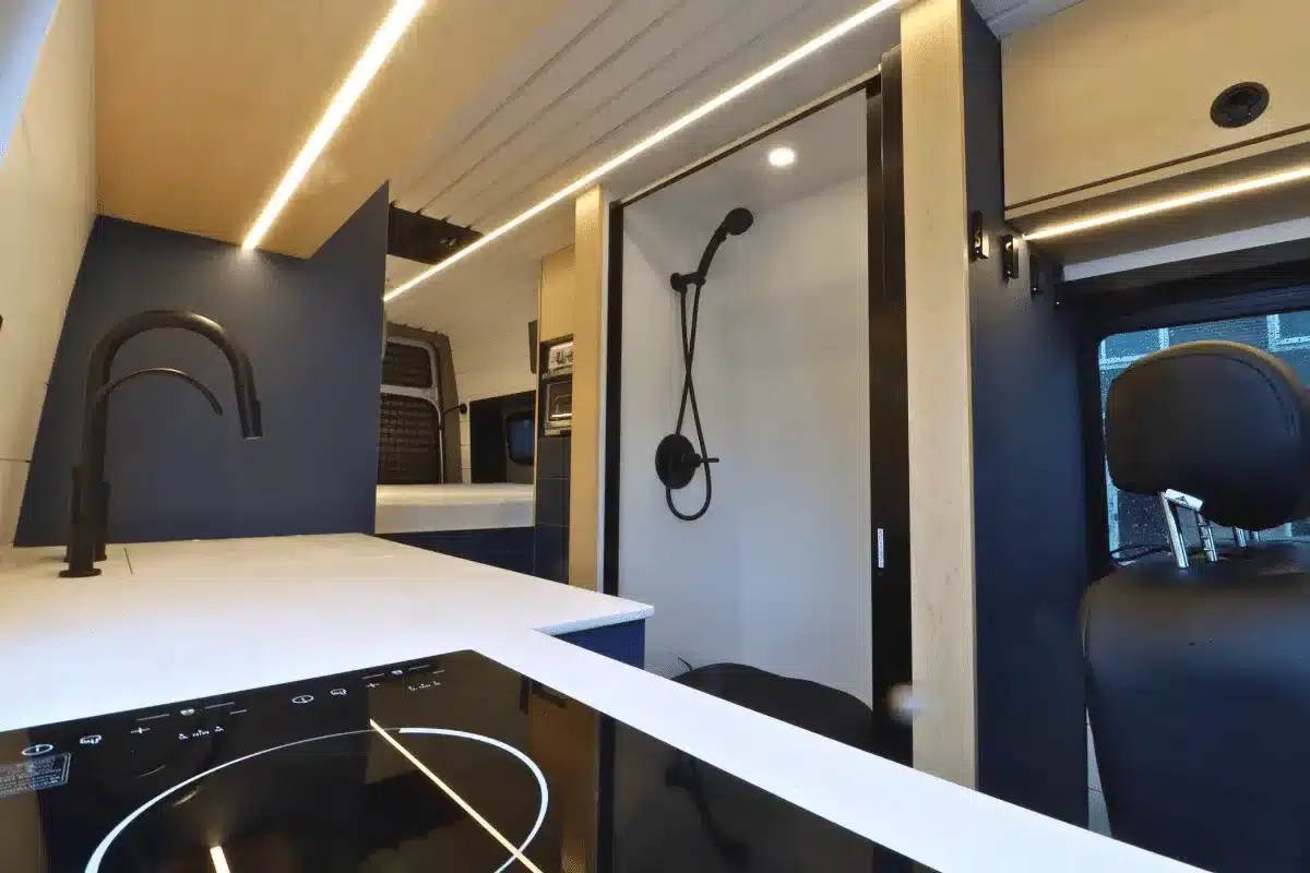 Blick in die hochwertige Küchenzeile und das Bad eines Vancini Mount Robson Campervans.
