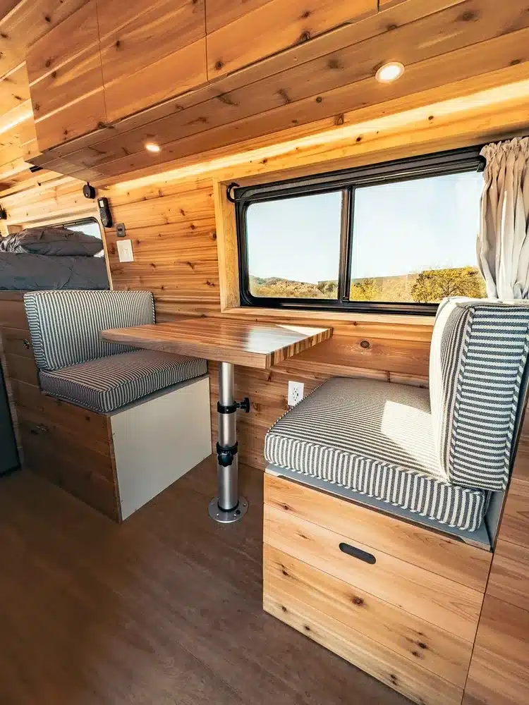 Moderner Sitz- und Essbereich im Vandiamo Camper mit Holzverkleidung und Tageslicht