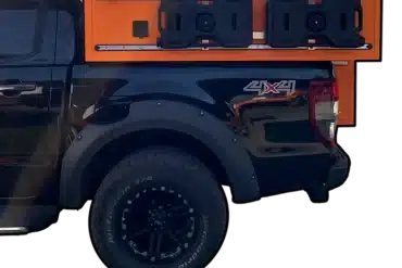 ZWO.EINZ Wohnkabine auf Pickup mit Airlineschienen und Kanistern an der Seite