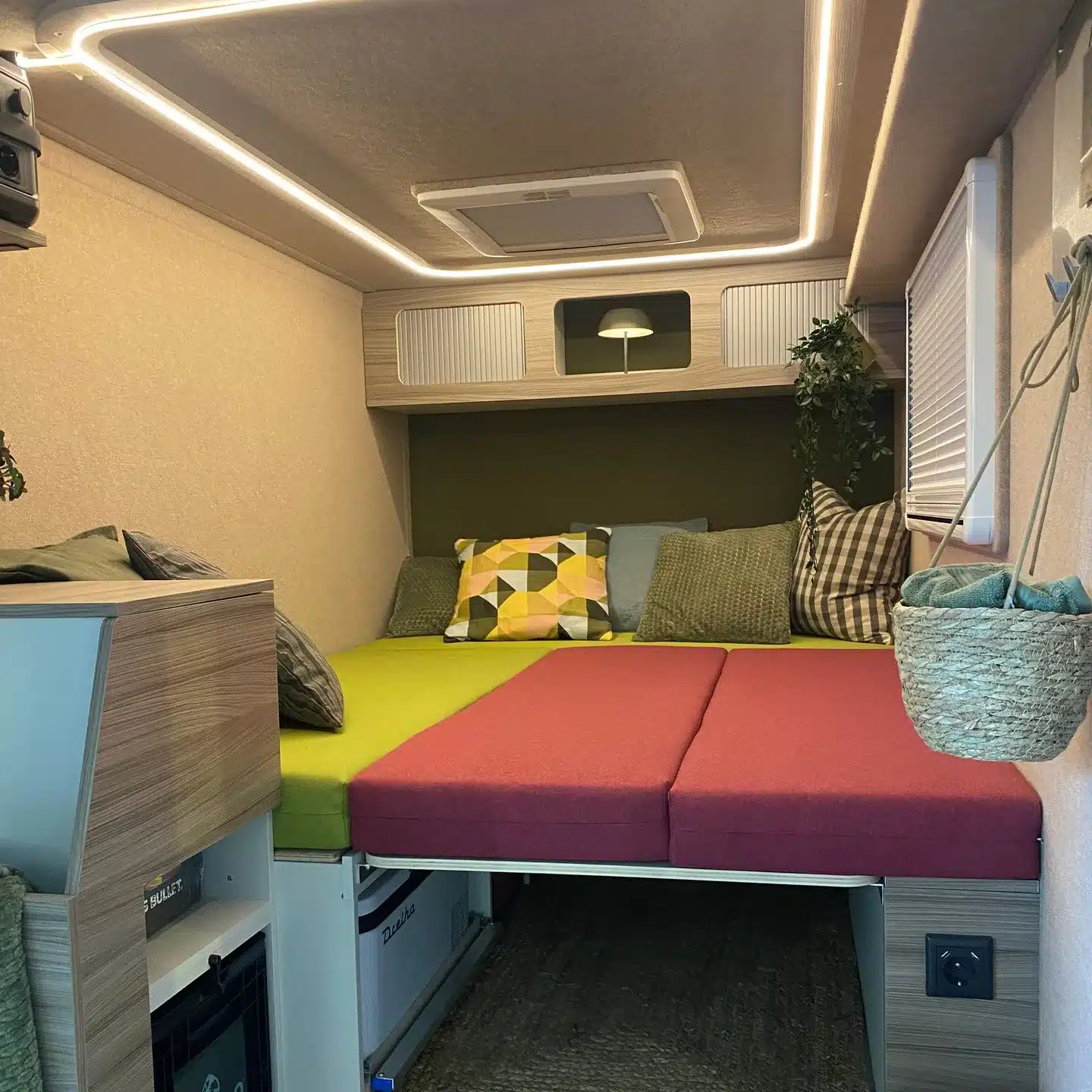 Innenraum des 7even50 Mini-Travel Wohnwagens mit großem Bett, LED-Deckenleuchten, Stauraum und moderner Ausstattung.