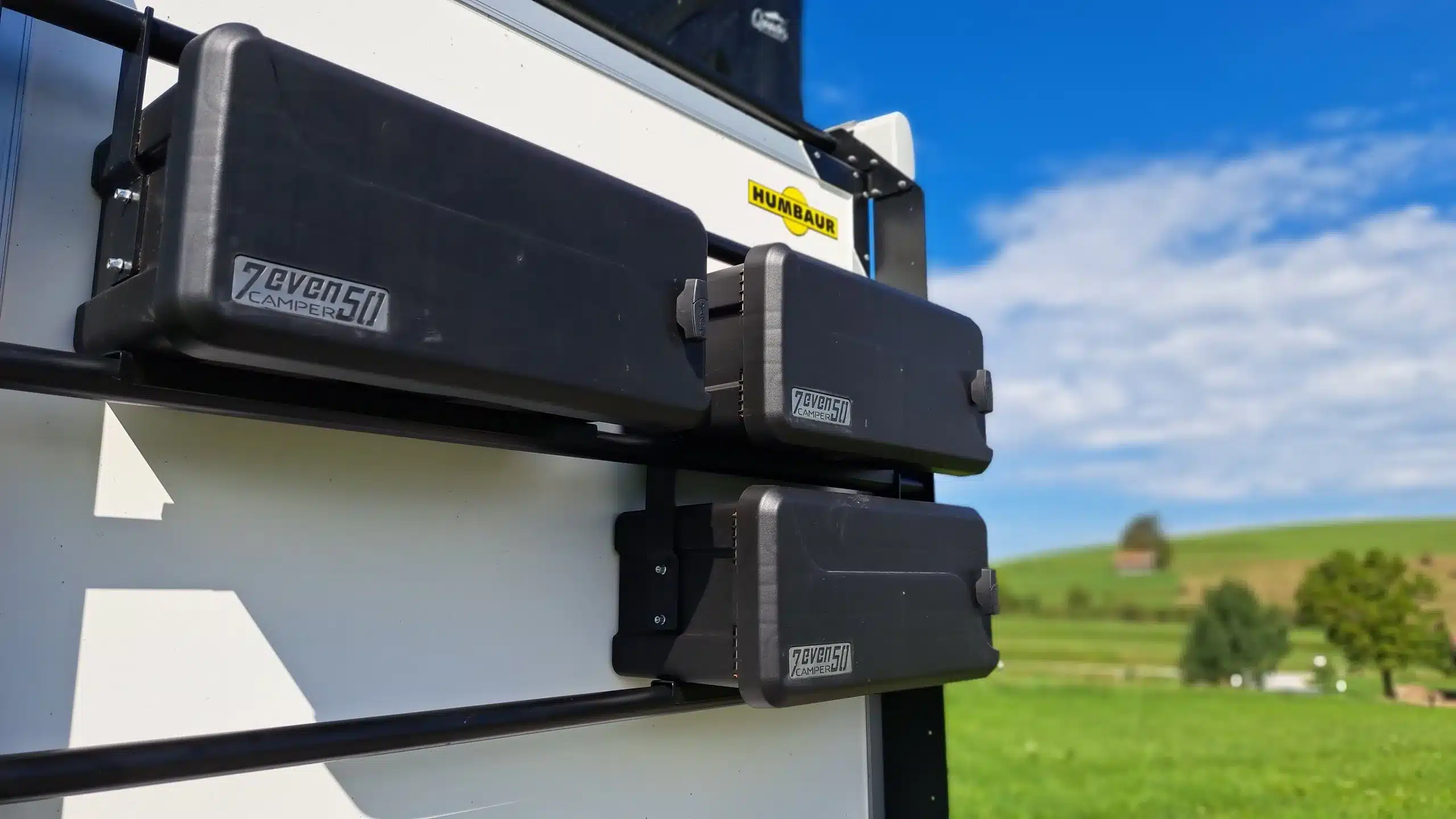 Stauboxen am Außenträgersystem des 7even50 One Mini-Wohnwagens von 7even50 Camper, angebracht an der Rückseite.