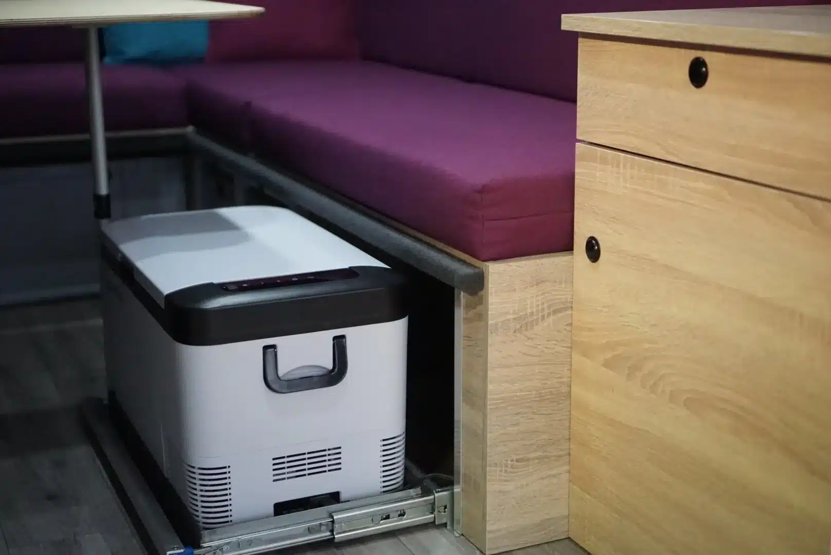 Kompressor-Kühlbox auf Auszug unter Sitzfläche im Innenraum des 7even50 One Mini-Wohnwagens