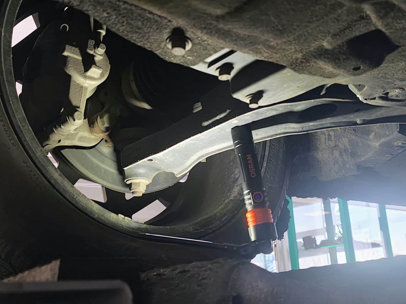 Osram LEDinspect 3-IN-1 unter dem Auto