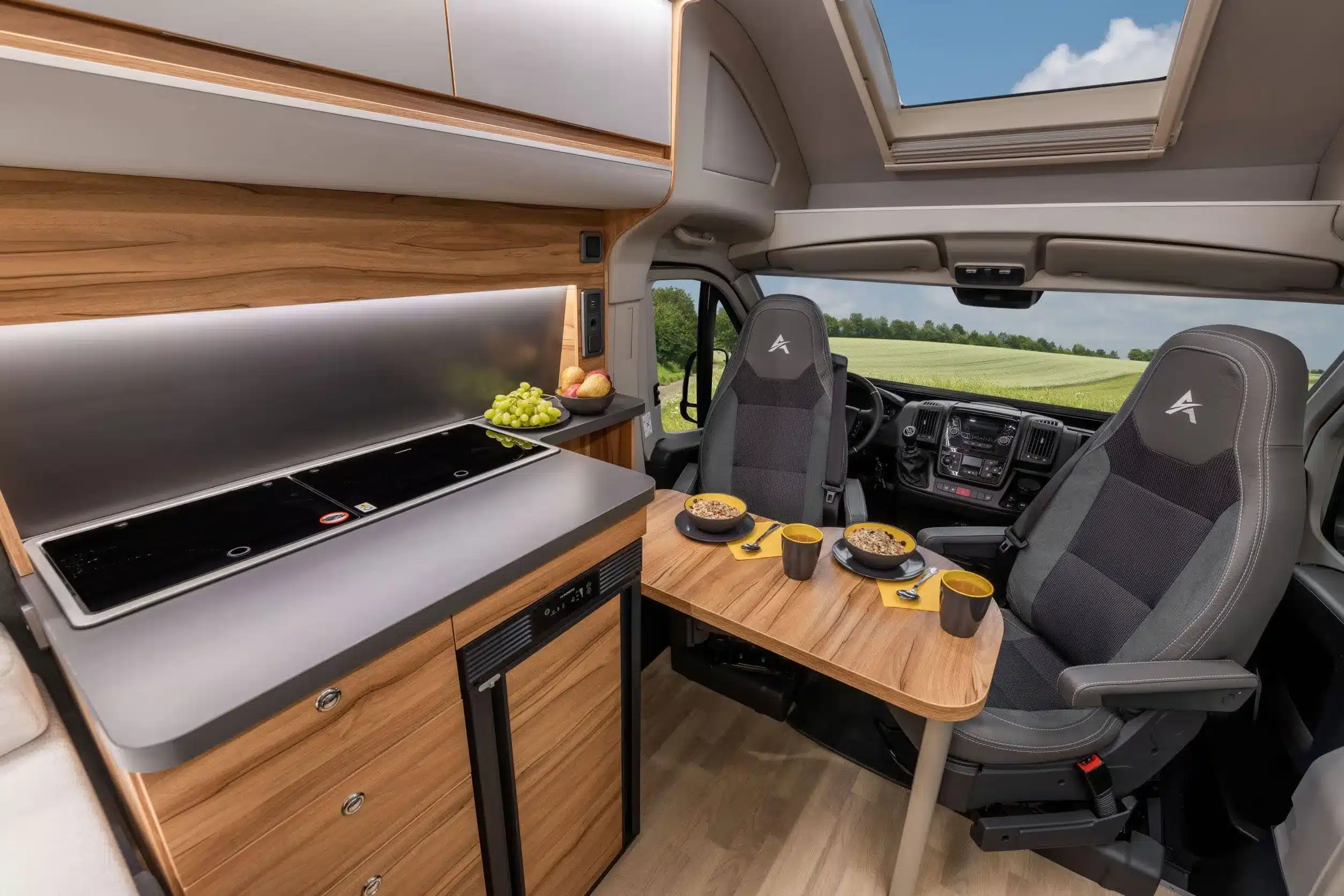Blick in den modernen Küchen- und Sitzbereich des Affinity Duo Campervans.