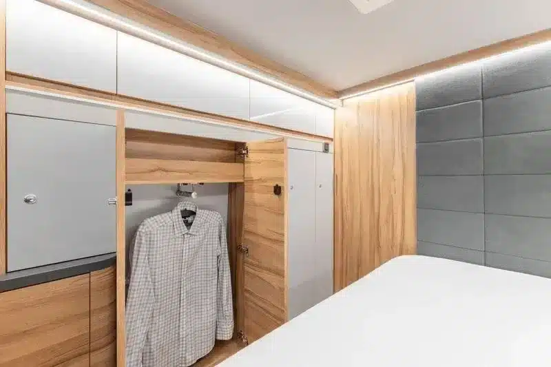 Schrank und Bett im Affinity Duo Campervan für Paare, moderner Innenausbau