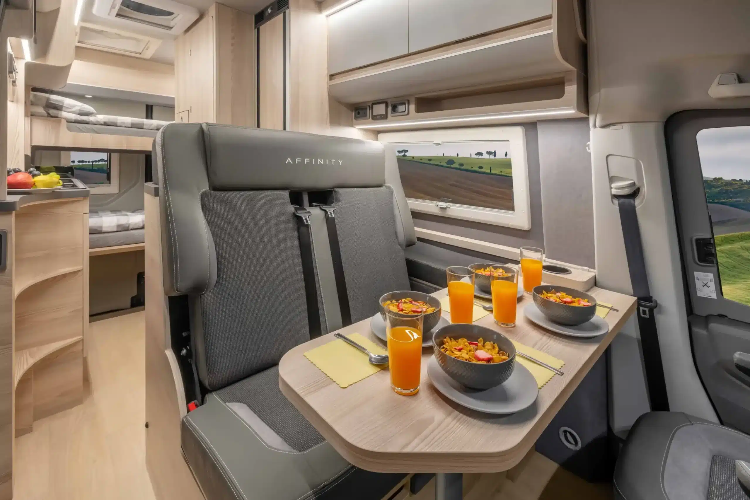 Essbereich und Schlafplätze im Affinity M Four Kastenwagen für Familien