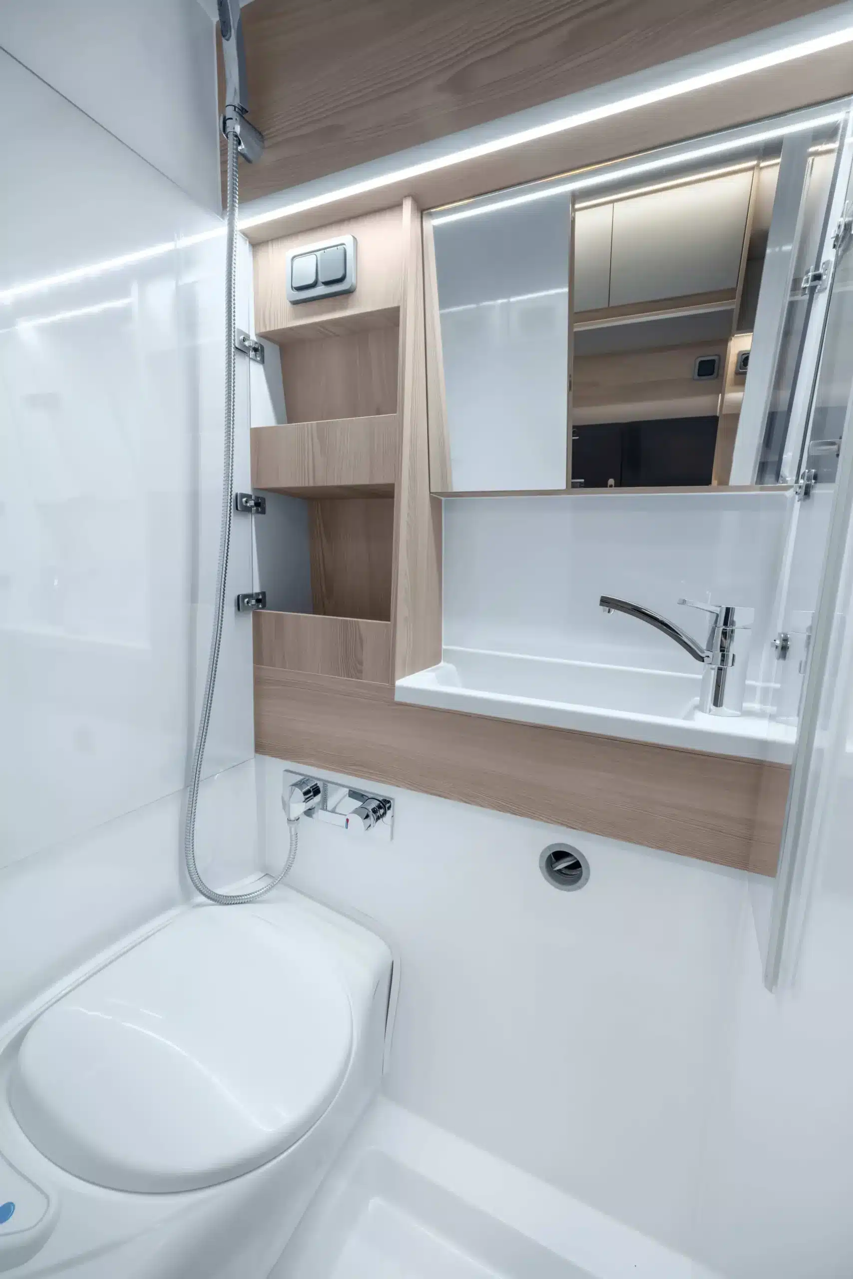 Kompaktes Bad mit Duschkabine, Toilette und Waschbecken im Affinity M Four Kastenwagen