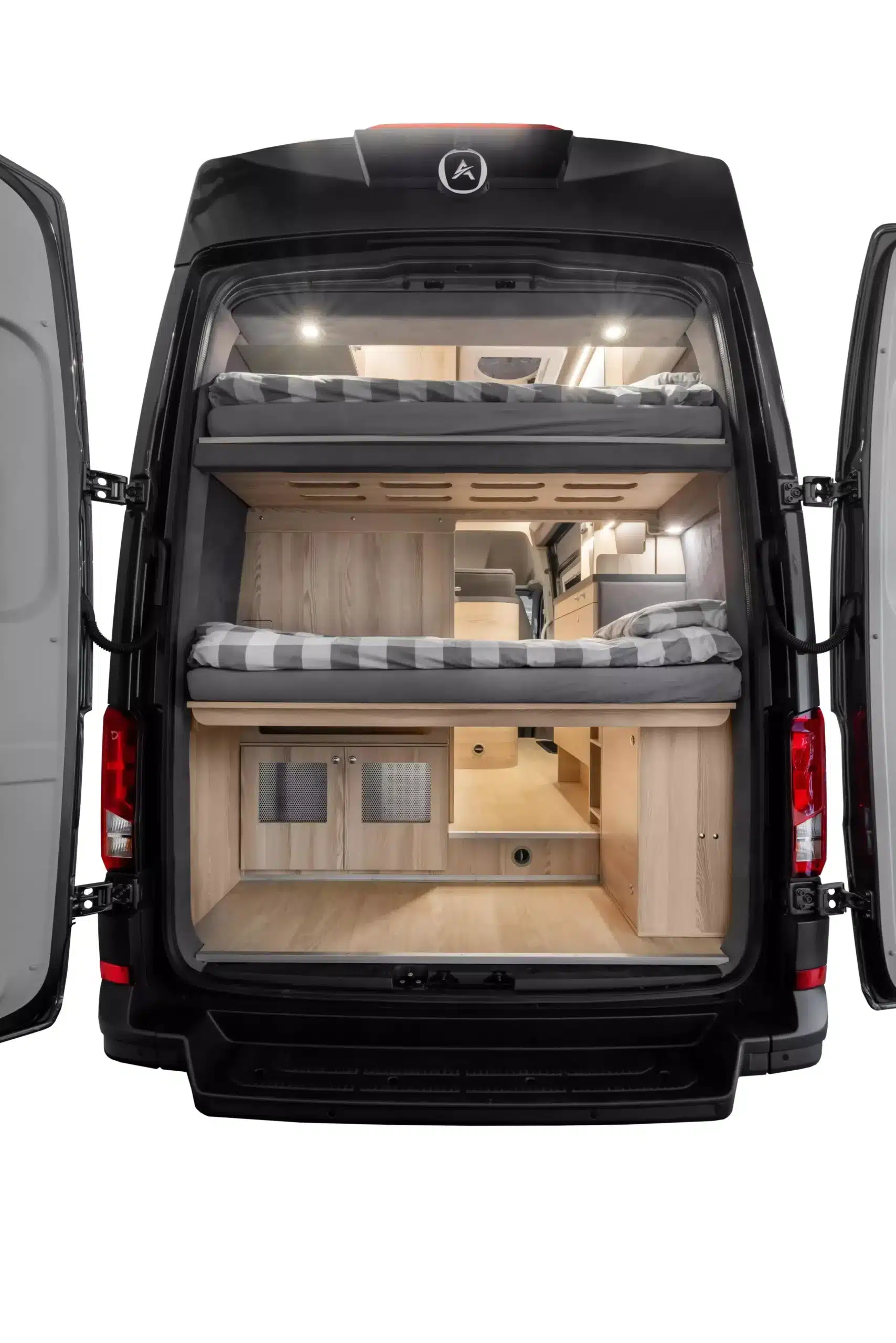 Innenraum des Affinity M Four: Blick von hinten auf zwei Etagenbetten und Stauraum im Campingvan.