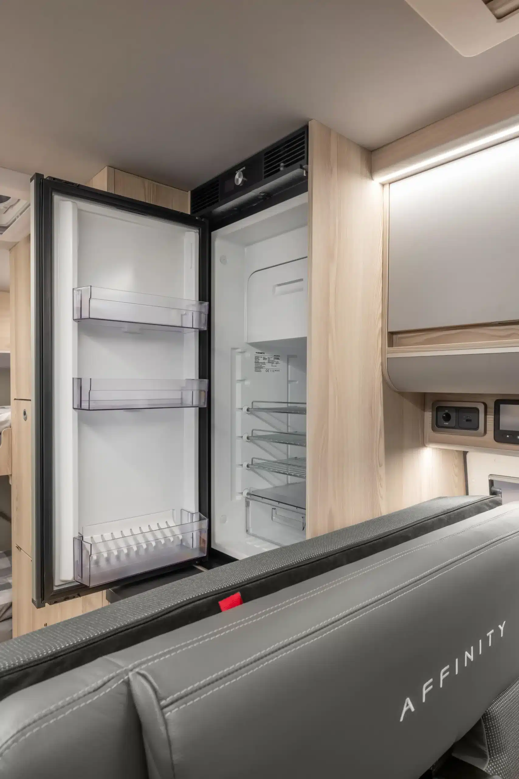 Offener Kühlschrank im Wohnbereich des Affinity M Four Kastenwagens, moderne Innenausstattung
