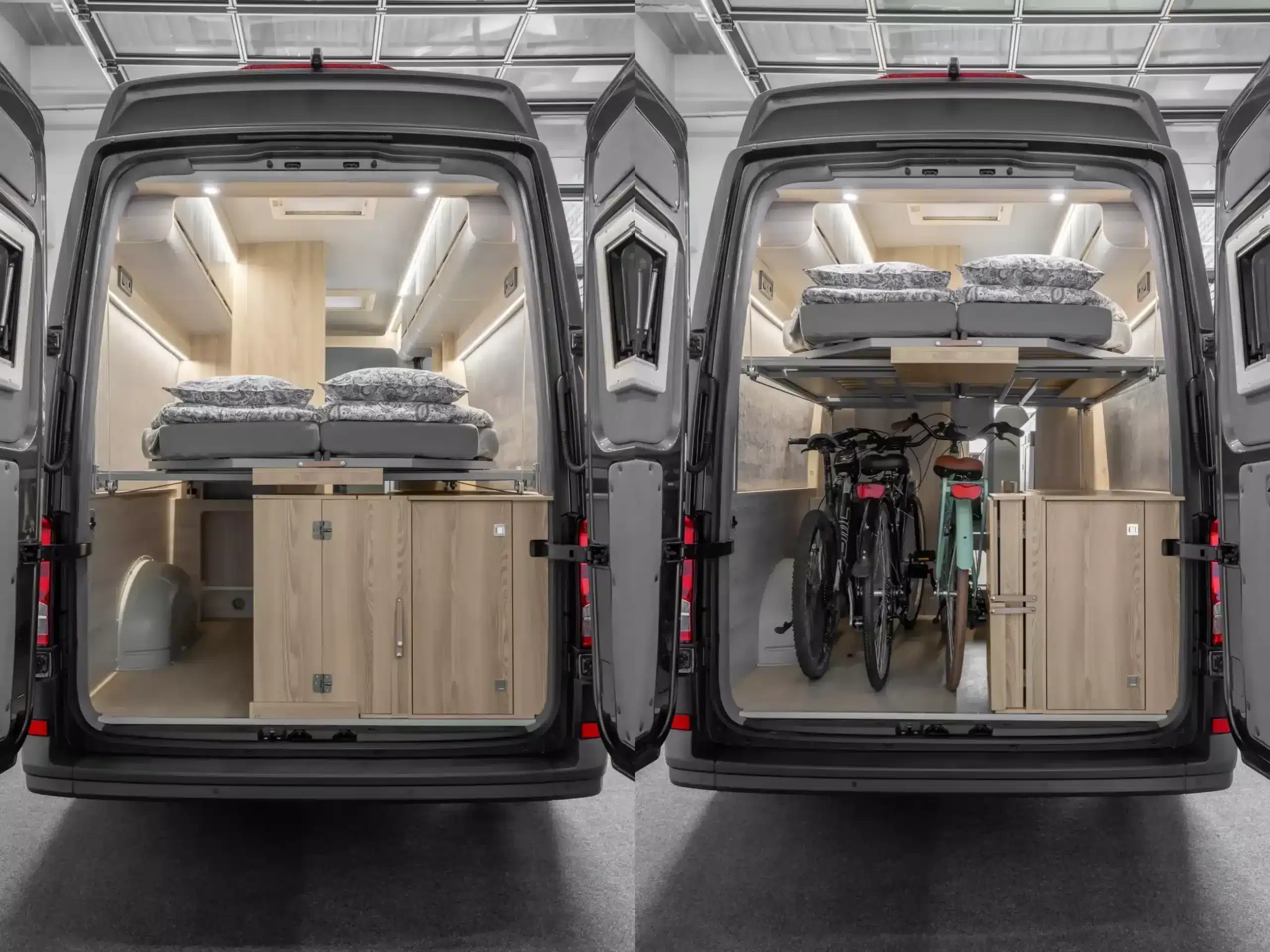 Variable Hecklösung im Affinity M Three Camper mit höhenverstellbarem Bett und Stauraum für Fahrräder, Ansicht durch geöffnete Hecktüren.