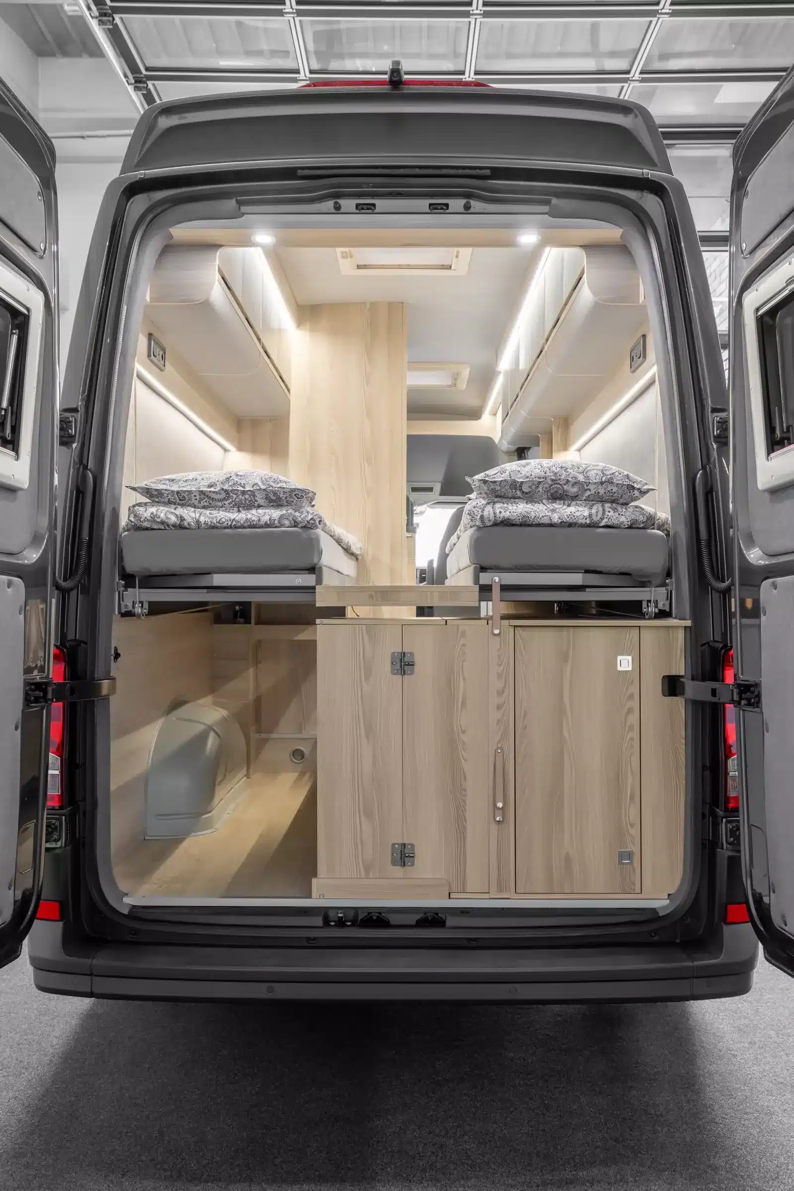 Variabler Heckstauraum und höhenverstellbare Betten im Affinity M Three Campervan