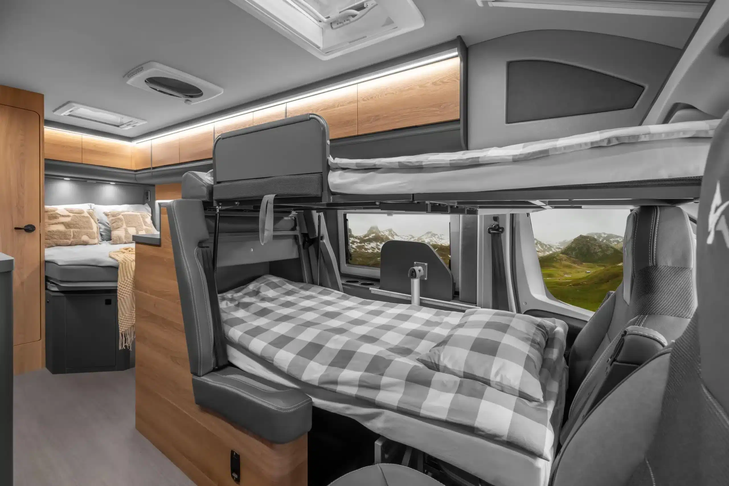 Innenansicht AFFINITY ONE Kastenwagen mit Etagenbett und Doppelbett
