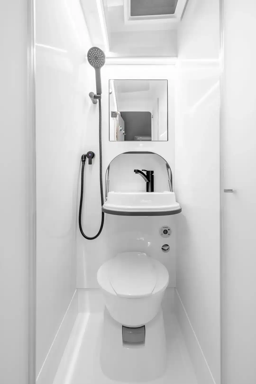 Bad mit Dusche, WC und klappbarem Waschbecken im AFFINITY ONE Kastenwagen