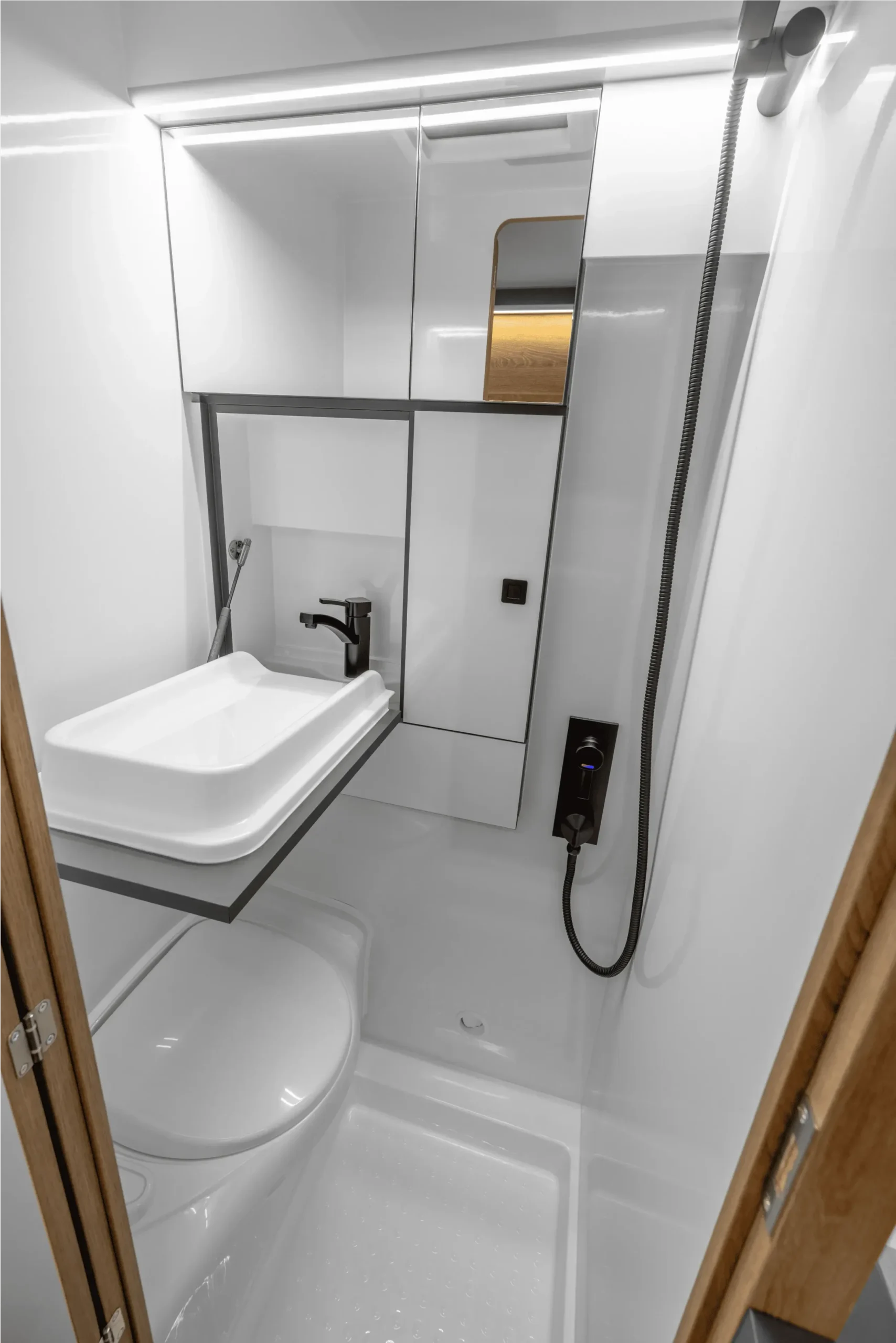 Bad mit klappbarem Waschbecken, Dusche und Toilette im Affinity Three Kastenwagen