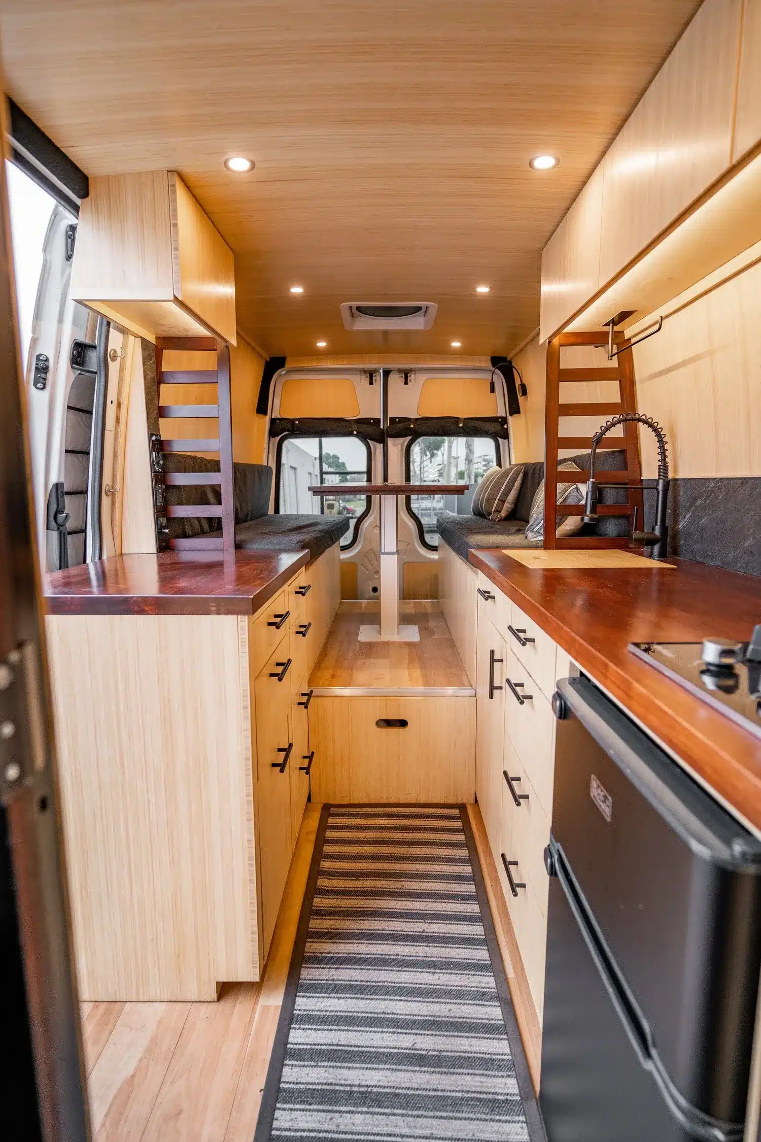 Hochwertiger Innenausbau eines Campervans mit Bambus, Schiefer und modernen Einbaumöbeln