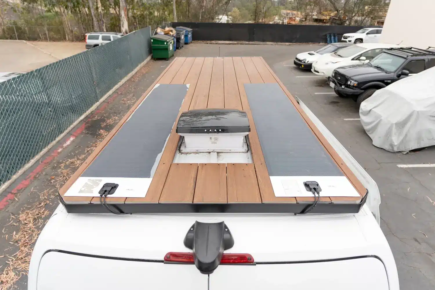 Begehbares Solardach mit Aluminium-Dachträger und synthetischem Holz auf dem Appa Campervan von Vamonos Vans