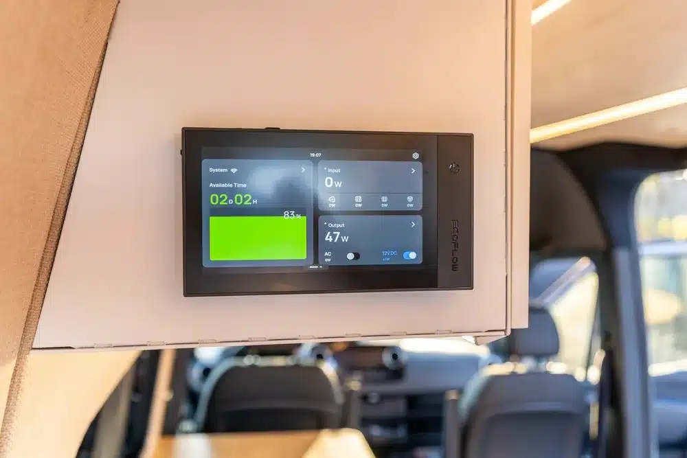 EcoFlow Touchscreen-Display zur Energieüberwachung im Innenraum des Base Camp 2 Campers