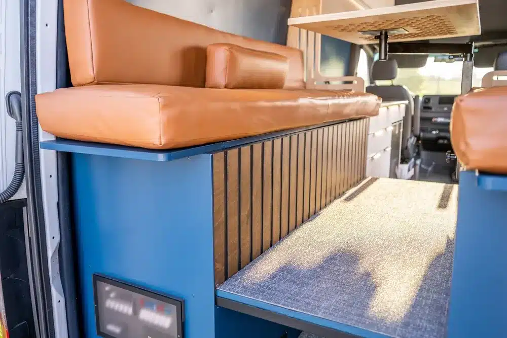 Modulares Sitz- und Stauraumsystem mit Tisch im Vamonos Vans Base Camp Campervan