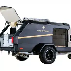 Camppass CR400 Campinganhänger mit geöffneter Seitentür und Klappe, Ansicht von hinten rechts.