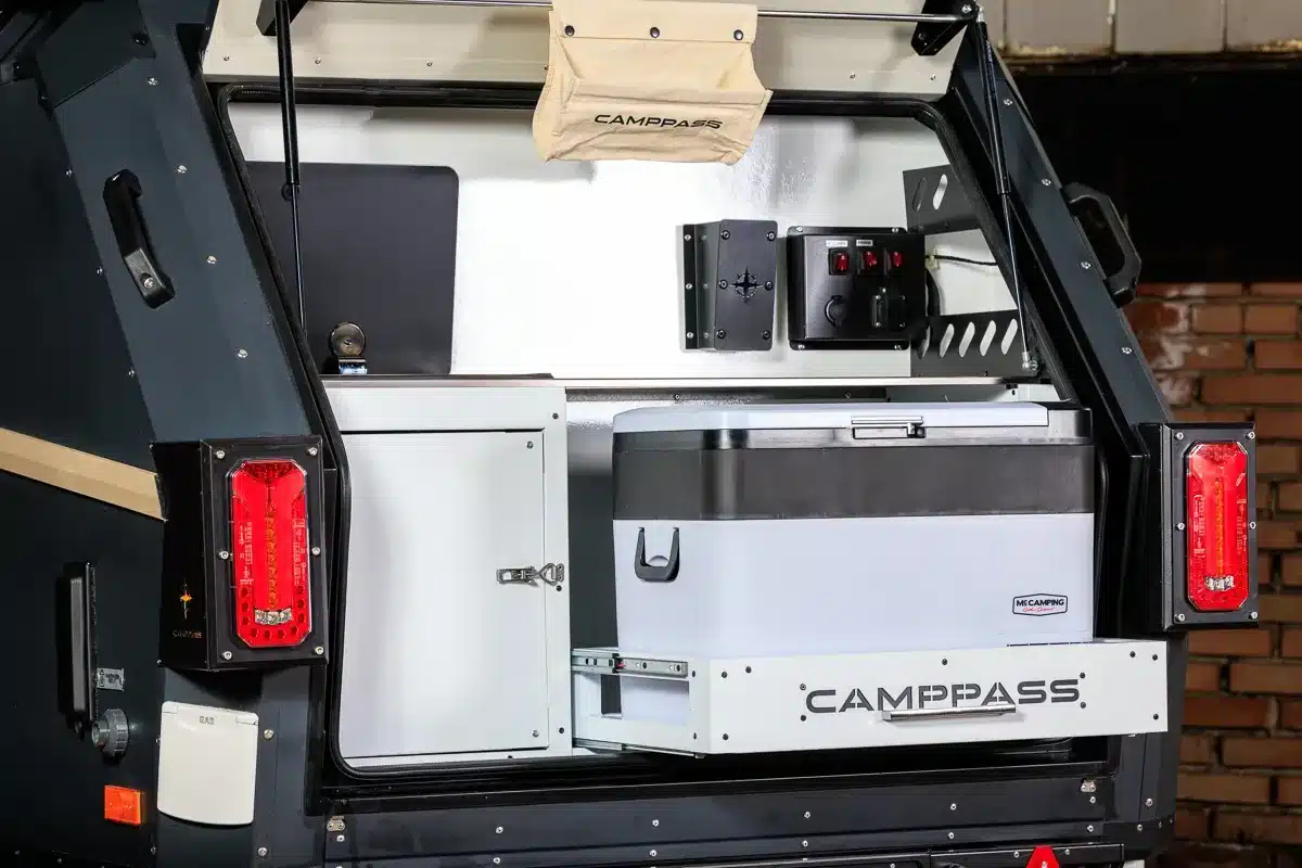 Heckansicht des Camppass CR400 mit geöffneter Küchenzeile und integriertem Kühlschrank