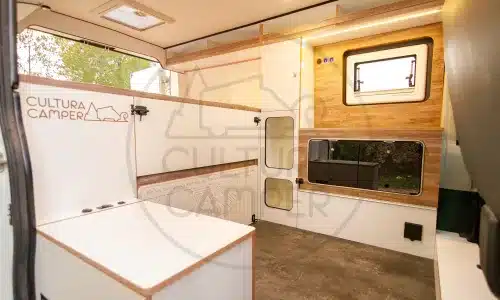 Innenausstattung eines Citroën Jumper L1H1 Kastenwagens mit Küche, Sitzbereich und Stauraum von Cultura Camper