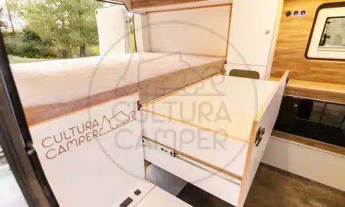 Innenansicht Citroën Jumper L1H1: Ausbau mit Bett und Schubladen von Cultura Camper