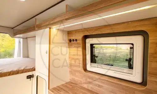 Innenansicht des Citroën Jumper L1H1 mit Holzverkleidung, Fenster und Stauraum