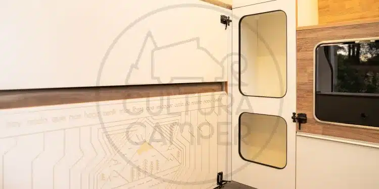 Innenausstattung eines Citroën Jumper L1H1 mit weißem Möbelbau, Stauraumfächern und Fenster.