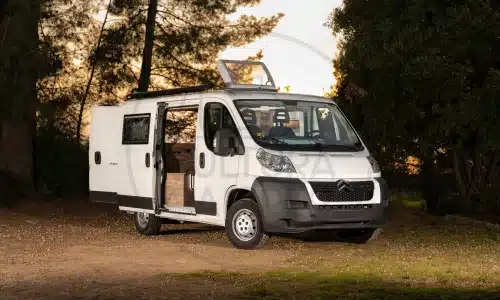 Citroën Jumper L1H1 Campervan mit geöffnetem Aufstelldach im Freien