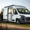Citroën Jumper L2H2 Camper-Ausbau auf einem Feldweg bei Sonnenuntergang