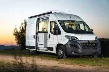 Citroën Jumper L2H2 Camper-Ausbau auf einem Feldweg bei Sonnenuntergang
