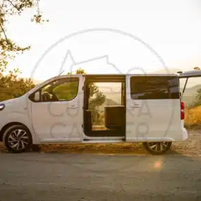 Citroën SpaceTourer Campervan mit maßgefertigten Möbeln und offener Heckklappe in der Natur.