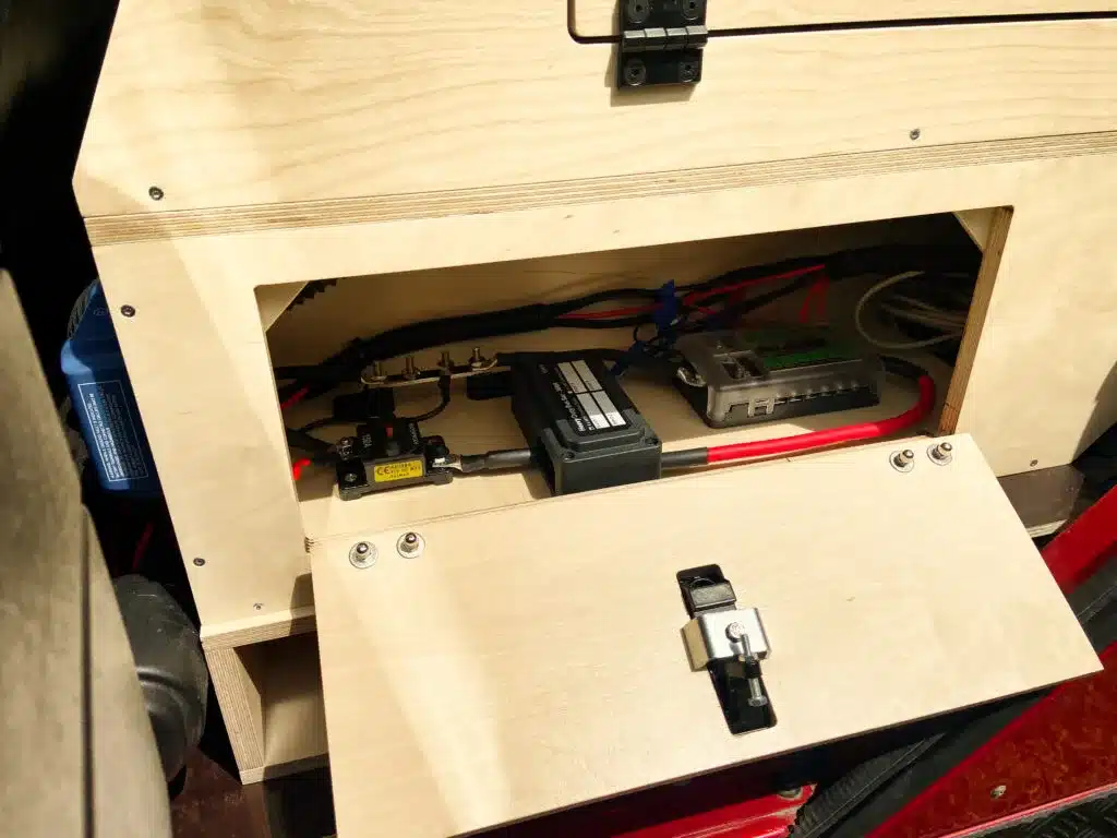 Stromversorgung und Batterieinstallation im Defender 110 Camper-Ausbau mit offenem Holzfach