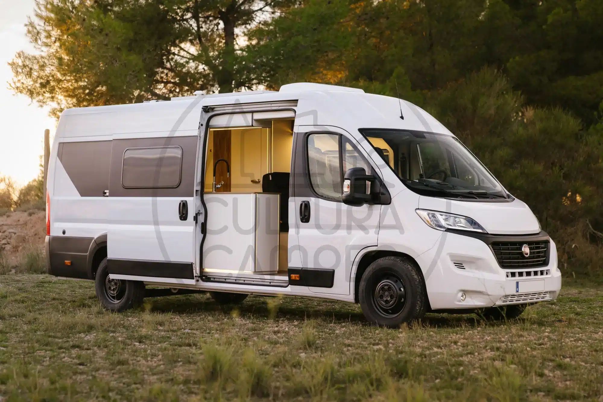 Fiat Ducato L4H2 Campervan mit geöffneten Seitentüren und sichtbarem Innenausbau.