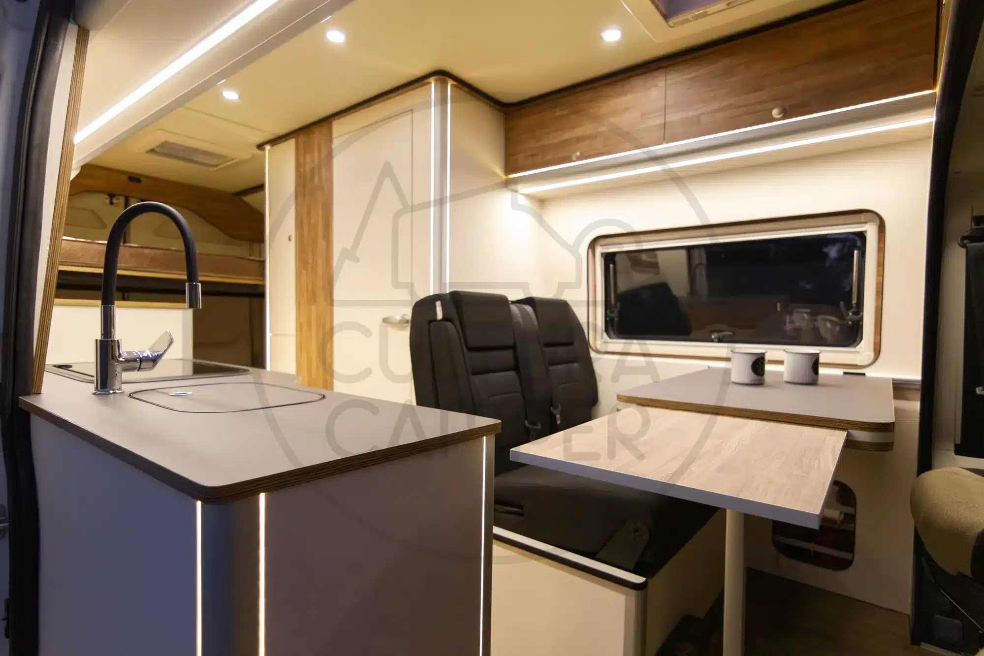 Küchenzeile und Sitzplätze im Campervan Ducato L4H2 mit Tageslicht und LED-Beleuchtung