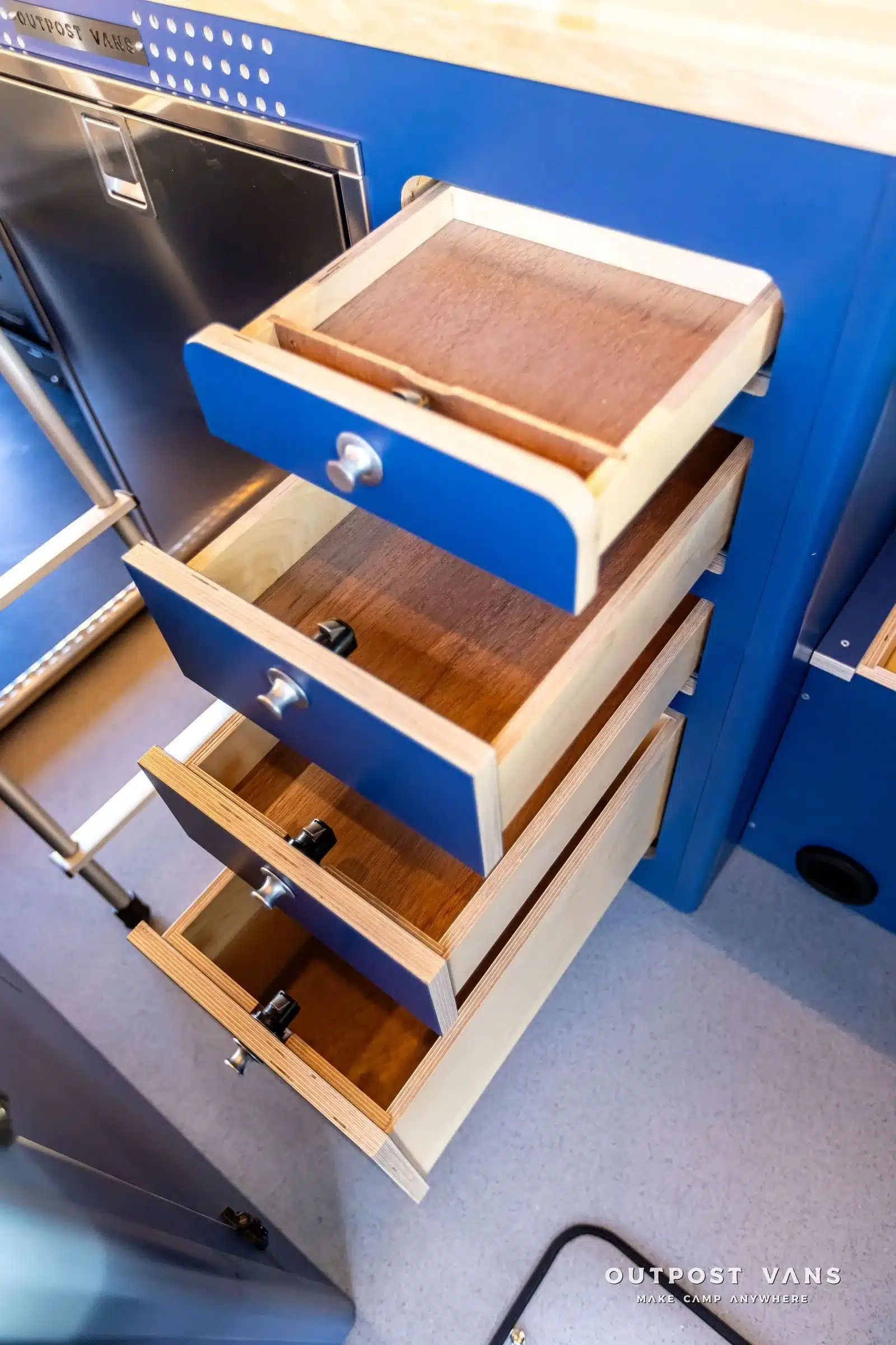 Ausziehbare Küchenschubladen mit blauer Front im Mercedes Sprinter Campervan