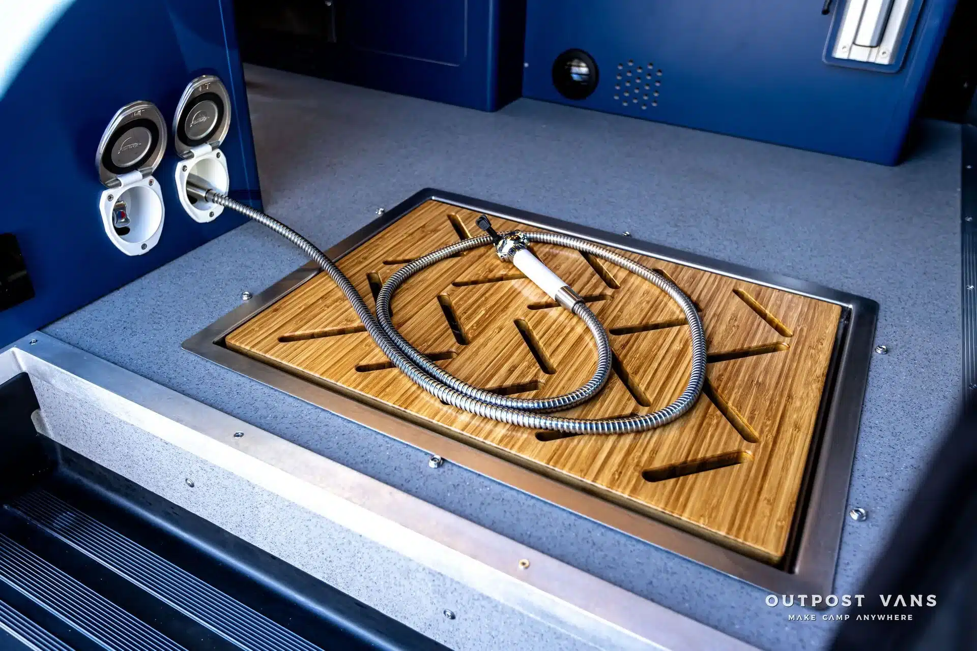 Duschwanne mit Handbrause im Boden eines Mercedes Sprinter Camper Vans.