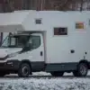 Exploryx Eland Expeditionsmobil auf Iveco Daily ohne Allrad im Winter auf einer Wiese stehend