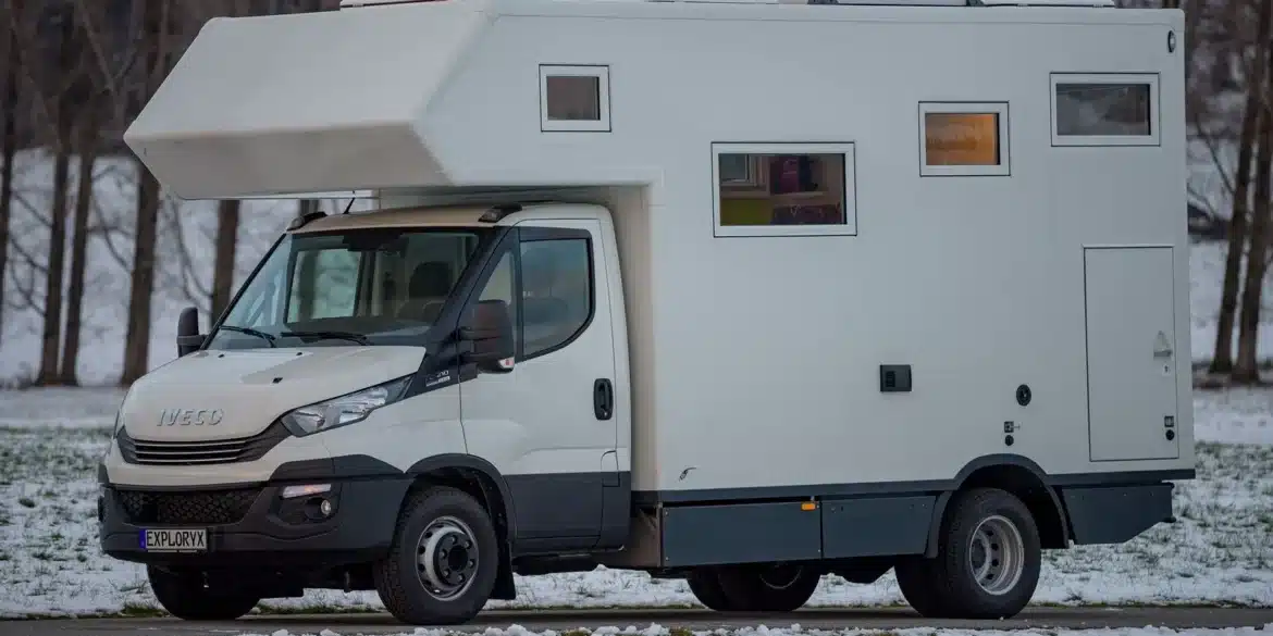Exploryx Eland Expeditionsmobil auf Iveco Daily ohne Allrad im Winter auf einer Wiese stehend