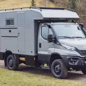 Exploryx Impala Daily XL Expeditionsmobil auf Iveco Daily 4x4, geparkt auf einer Wiese