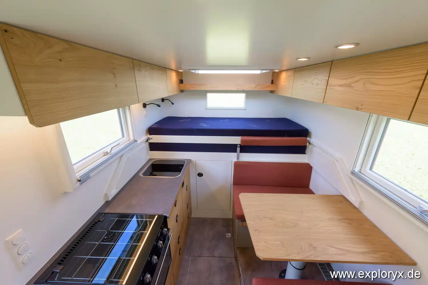 Innenansicht des Exploryx Impala Daily XXXV mit Küche, Sitzgruppe und Bett