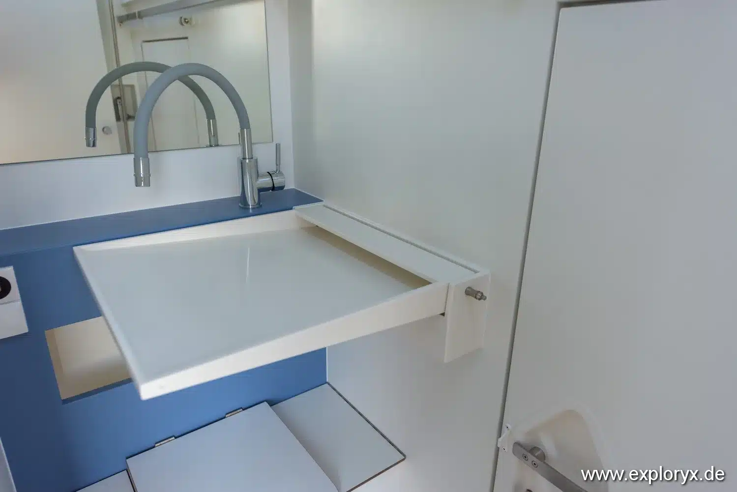 Badezimmer im Exploryx Impala XV mit klappbarem Waschbecken und moderner Armatur