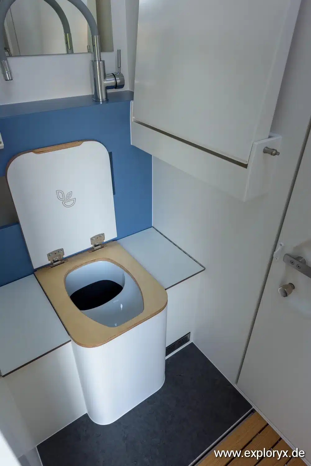 Trockentrenntoilette und Waschbecken im Badezimmer eines Exploryx Impala XV Wohnmobils.