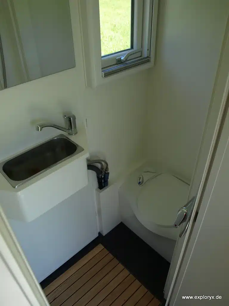 Modernes Bad mit Toilette und Waschbecken im Expeditionsmobil Exploryx Klippspringer U140L