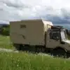 Exploryx Klippspringer U1550 L Expeditionsmobil auf Mercedes-Benz Unimog 435 im Grünen