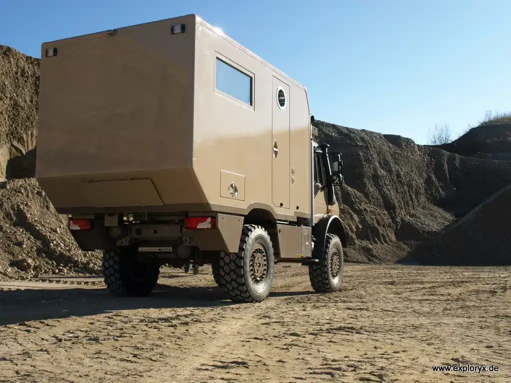 Exploryx Klippspringer U4000 Expeditionsmobil auf Mercedes Unimog U4000 Fahrgestell im Gelände von hinten