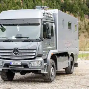 Exploryx Nyala Atego III Expeditionsmobil auf Mercedes-Benz Atego 4x4 Basis, fotografiert im Freien vor Waldkulisse.
