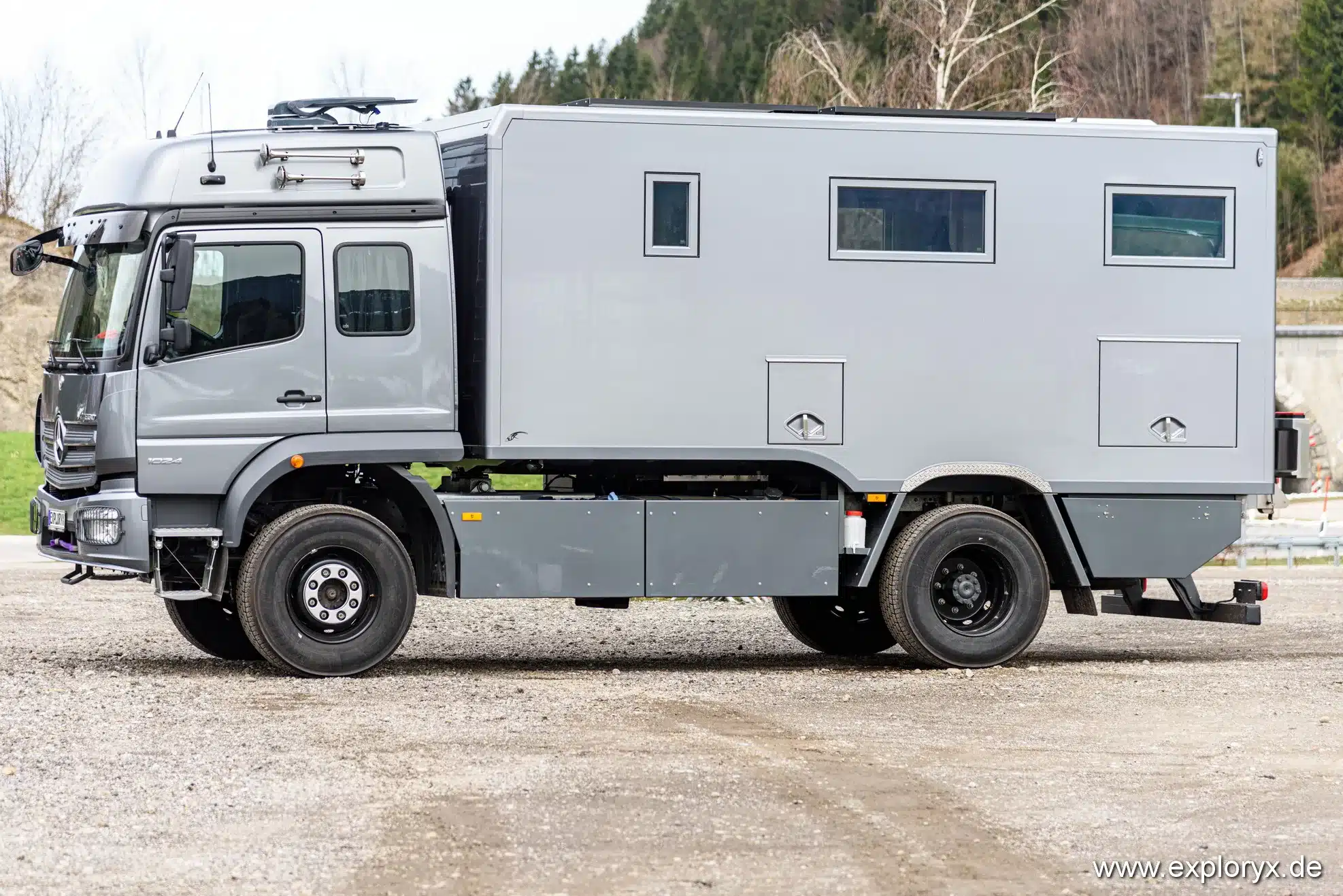 Exploryx Nyala Atego III Expeditionsmobil auf Mercedes Atego 4x4 Fahrgestell, Aufnahme von der Seite, Farbe silbergrau.